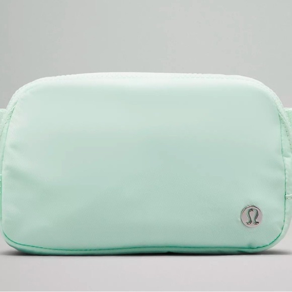 Sold out limited edition Mint moment lululemon belt bag - Picture 2 of 9